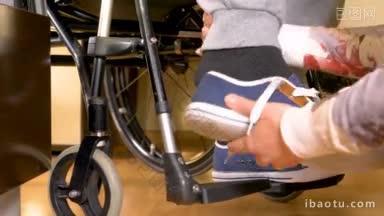 协助轮椅上的残疾人士系鞋带